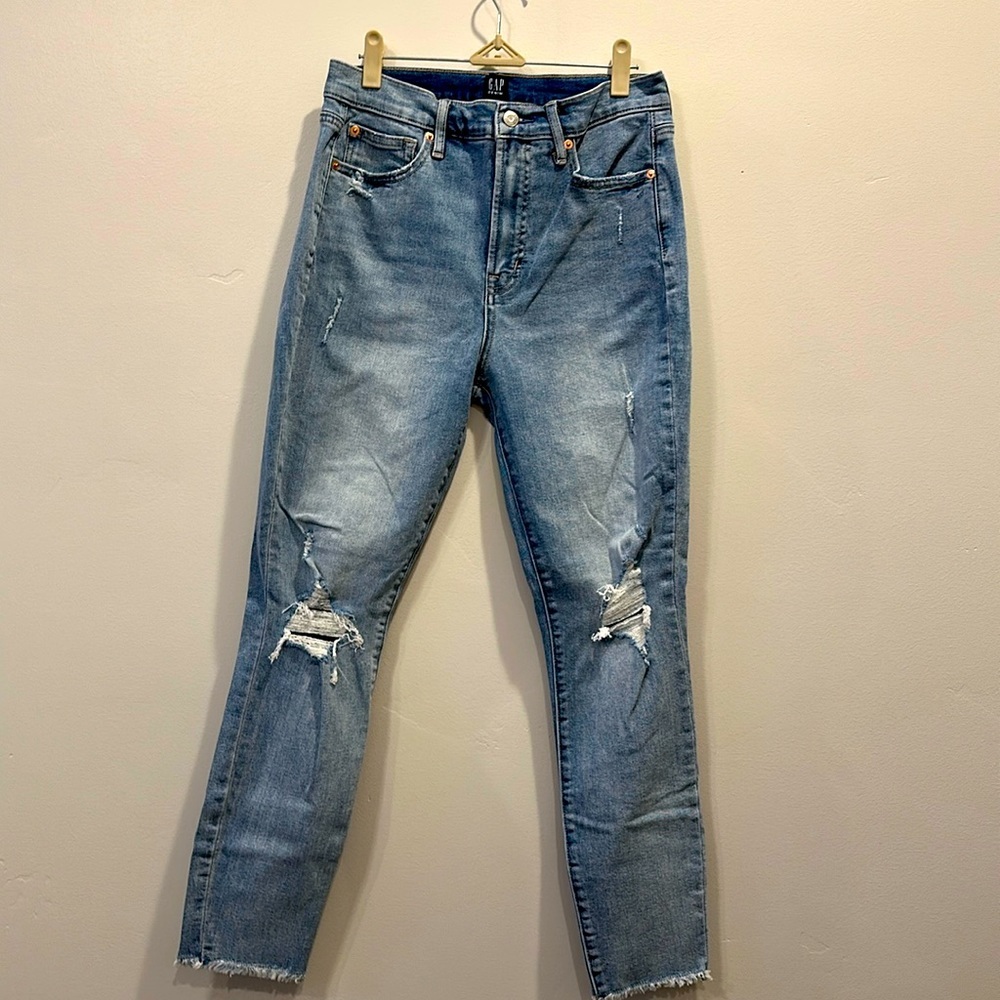 Gap denim skinny. Size 8/29. Light wash. Never worn. Excellent condition.